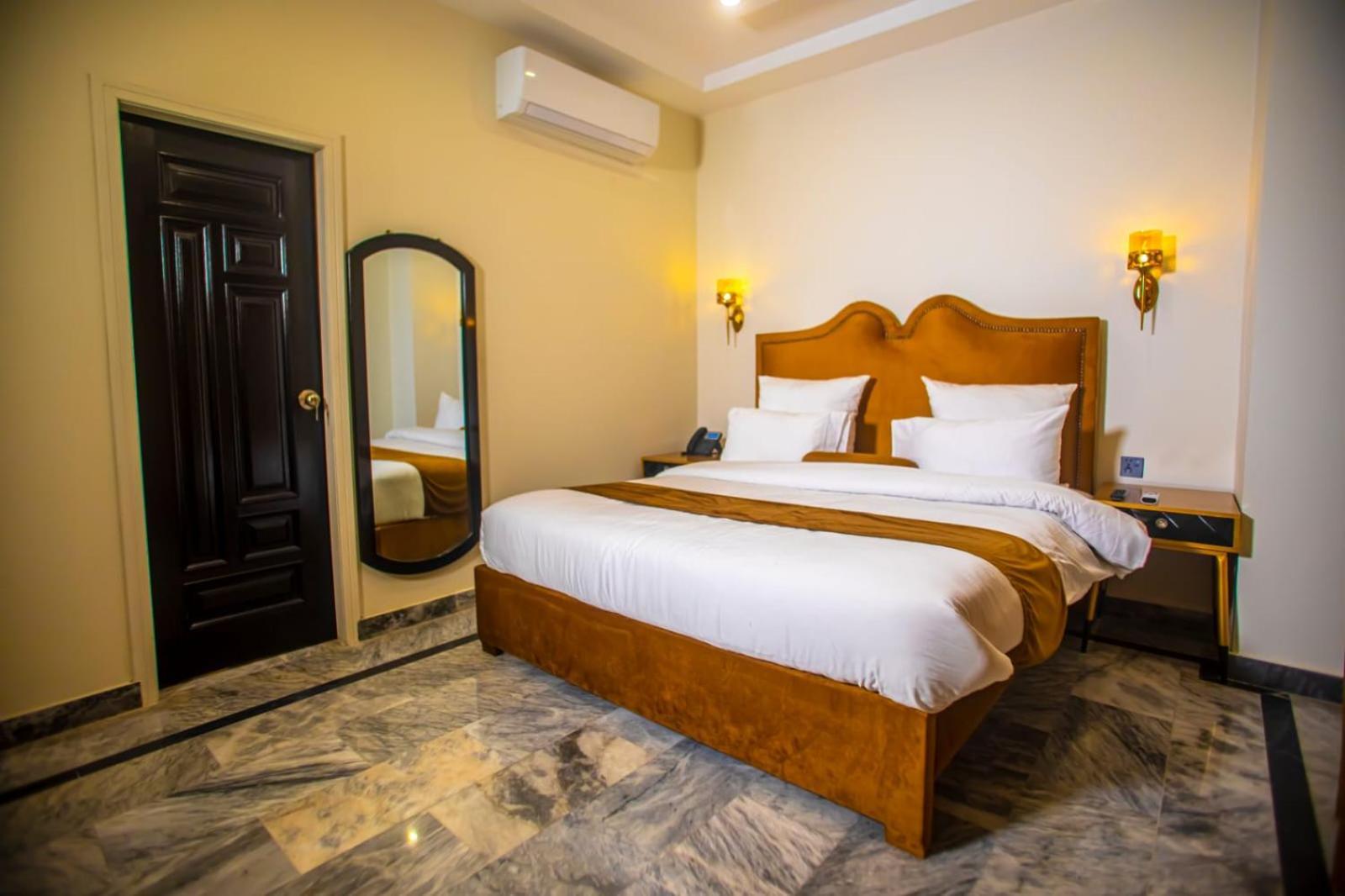 The Rich Hotel & Apartments Lahore Eksteriør billede